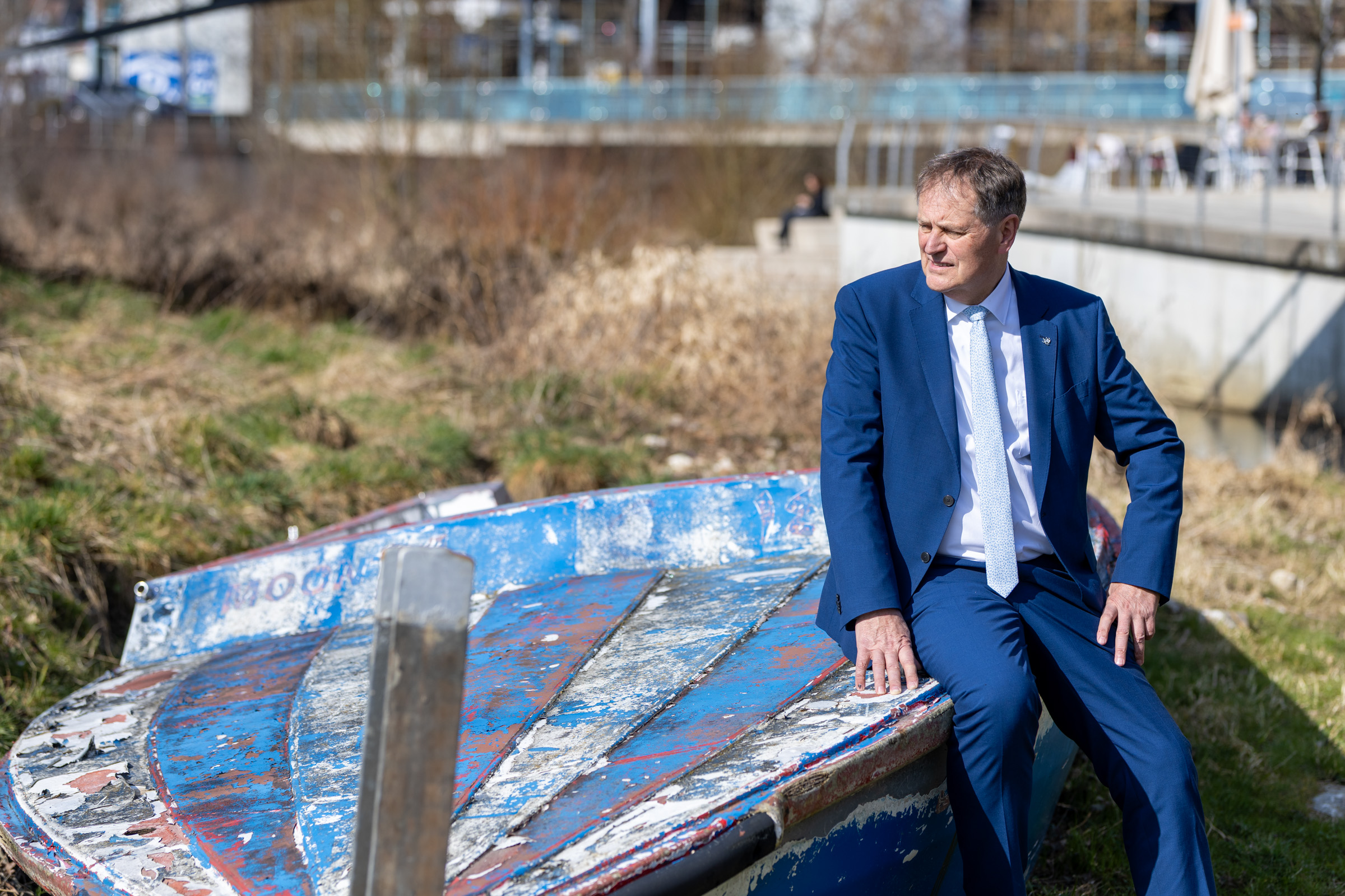 Richard Arnold sitzt auf dem symbolischen Flüchtiglingsboot in Schwäbisch Gmünd und blickt nachdenklich in die Ferne