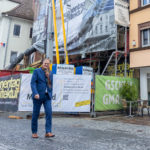 Richard Arnold läuft über den Marktplatz von Schwäbisch Gmünd, das Bauprojekt WoHa-Gebäude im Hintergrund